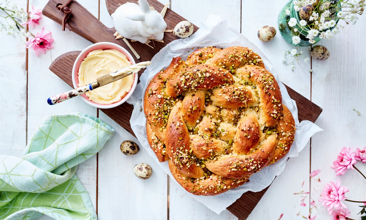 Picture - Knotted Easter Bread ENG